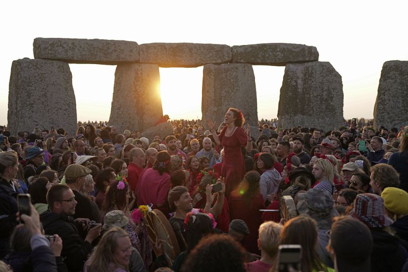 Centinaia di persone riunite a Stonehenge per celebrare il solstizio d'estate, foto d'archivio, 21 giugno 2023