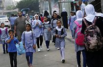 طلاب يسيرون إلى المدرسة الابتدائية في مخيم الشاطئ للاجئين في مدينة غزة