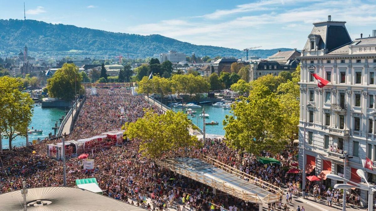 Street Parade es un festival gratuito de música tecno que se celebra en Zúrich (Suiza).