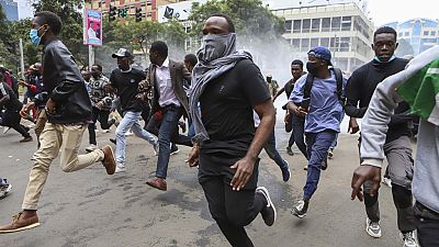 La folla in piazza nelle strade di Nairobi, in Kenya