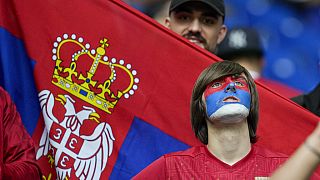 مشجعو صربيا يهتفون قبل مباراة المجموعة الثالثة بين صربيا وإنجلترا في بطولة أمم أوروبا 2024 لكرة القدم في غيلسنكيرشن