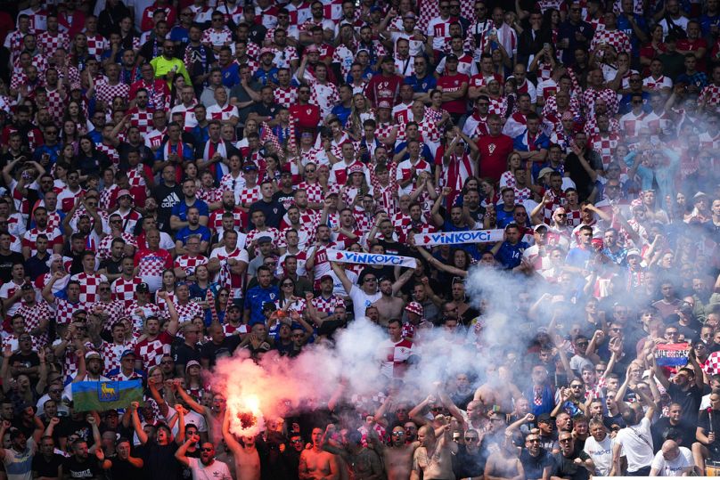 يشعل المشجعون الكرواتيون شعلة أثناء هتافهم خلال مباراة المجموعة الثانية بين كرواتيا وألبانيا في بطولة كأس الأمم الأوروبية لكرة القدم 2024 في هامبورغ.