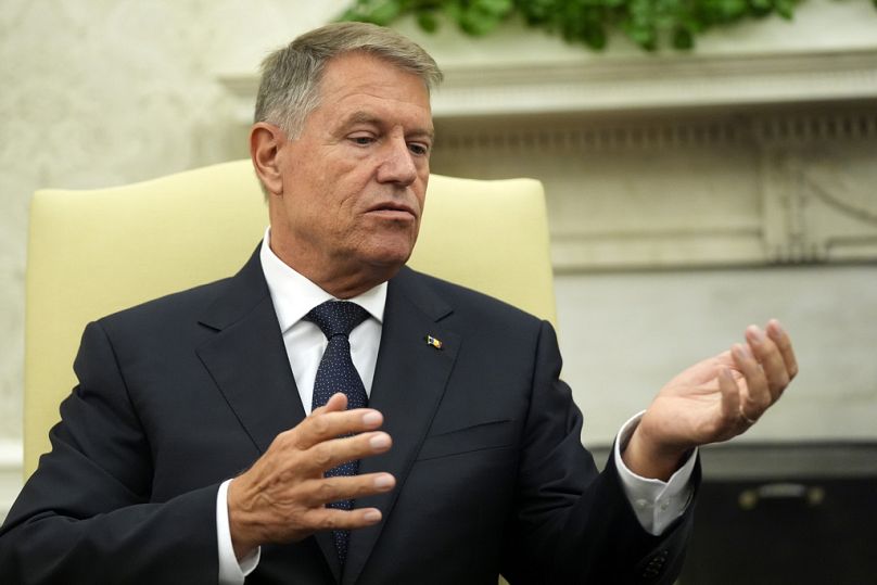 El presidente de Rumania, Klaus Iohannis, habla durante su reunión con el presidente Joe Biden en la Oficina Oval de la Casa Blanca, el martes 7 de mayo de 2024