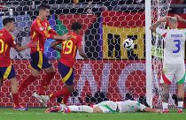 Spanyol játékosok (pirosban) örülnek az olasz Riccardo Calafiori (a földön) öngóljának a spanyol - olasz Eb-mérkőzésen a gelsenkircheni AufSchalke Arénában 2024. 06.20-án.