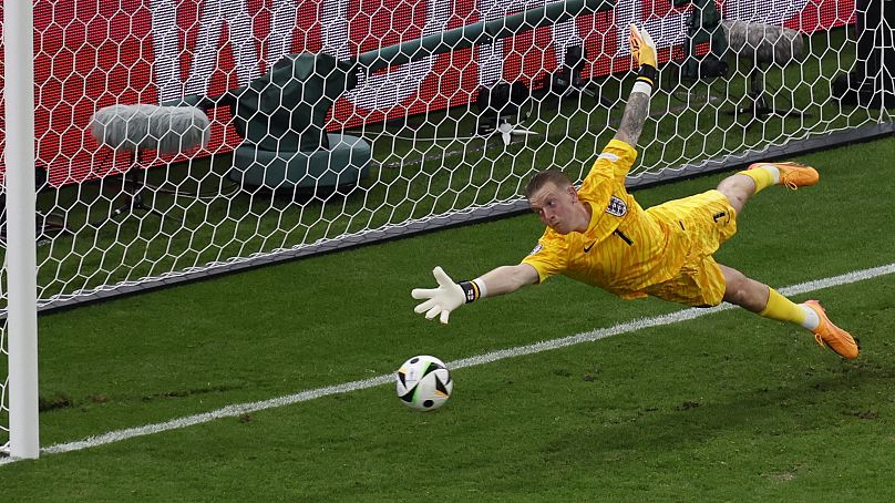 Morten Hjulmand  lövése az angol kapus, Jordan Pickford hálójába tart a Dánia-Anglia (1-1) Eb-mérkőzésen mérkőzésen a frankfurti Waldstadionban 2024. június 20-án.
