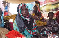 لاجئون سودانيون في ملاجئ مؤقتة في بلدة أدري الحدودية بعد فرارهم إلى تشاد بسبب العنف والجوع / الأمم المتحدة