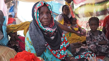 لاجئون سودانيون في ملاجئ مؤقتة في بلدة أدري الحدودية بعد فرارهم إلى تشاد بسبب العنف والجوع / الأمم المتحدة