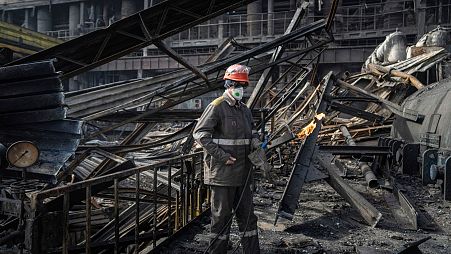 کارگری در حال پاکسازی آوار نیروگاه برق DTEK که توسط موشک روسی در اوکراین مورد اصابت قرار گرفته است،آوریل ۲۰۲۴