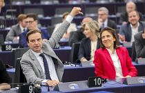 O neerlandês Malik Azmani (VVD) e a presidente do grupo Renew Europe, Valérie Hayer