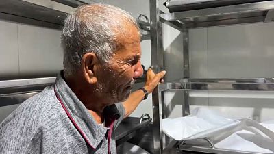 رجل يبكي بعد أن تعرف على جثة أحد أفراد عائلته الذي قضى في القصف الإسرائيلي على مدينة رفح