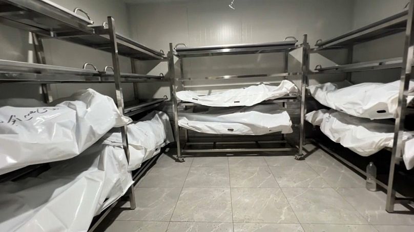 مشرحة مستشفى غزة الأوروبي تغص بجثث ضحايا القصف الإسرائيلي العنيف على رفح 