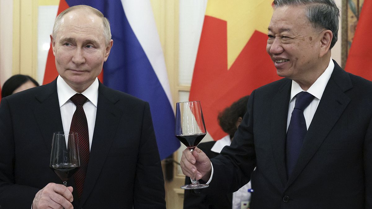 Vladimir Putin brindou com o presidente do Vietname, To Lam