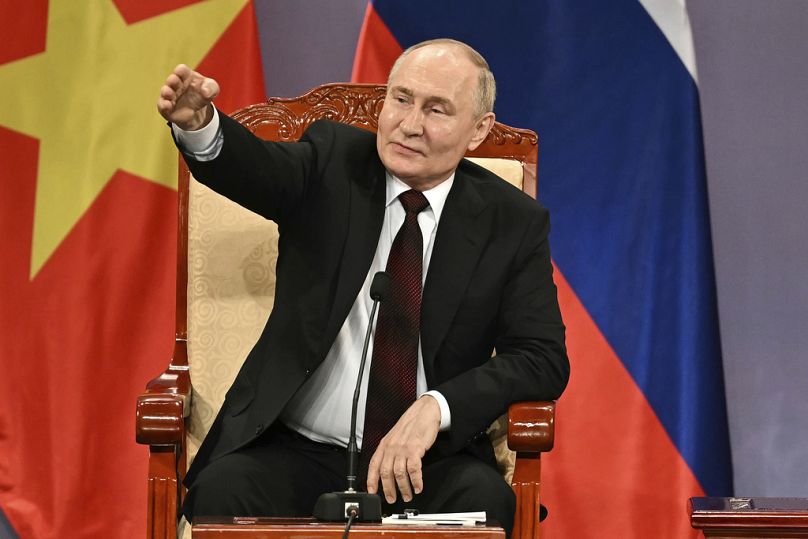 Der russische Präsident Wladimir Putin während einer Veranstaltung mit dem vietnamesischen Präsidenten To Lam , im Opernhaus von Hanoi Donnerstag, 20. Juni 2024. 