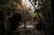 Украинские солдаты ведут огонь из 120-мм миномета по российским позициям на линии фронта в районе Часова Яра в Донецкой области.