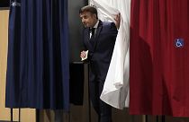 Ο Γάλλος πρόεδρος Εμανουέλ Μακρόν βγαίνει από την κάλπη στο Λε Τουκέ της βόρειας Γαλλίας, 19 Ιουνίου 2022
