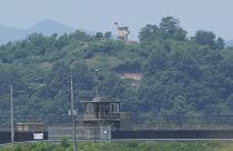 في الأعلى موقع حراسة عسكري كوري شمالي، وفي أسفل الصورة وموقع كوري جنوبي