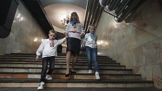 Ukrán gyerekek a harkivi földalatti egyik állomásán kialakított óvodában