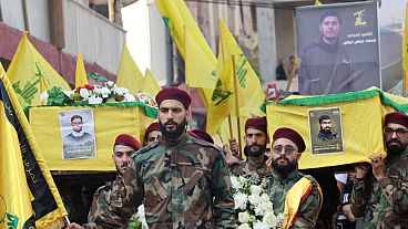 Hezbollah fegyveresek temetése Libanonban