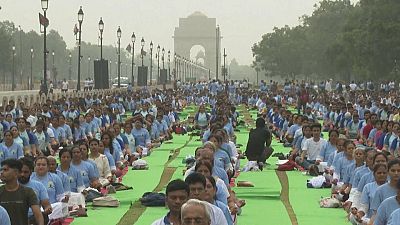 Lezione di yoga collettiva per le strade di Nuova Delhi