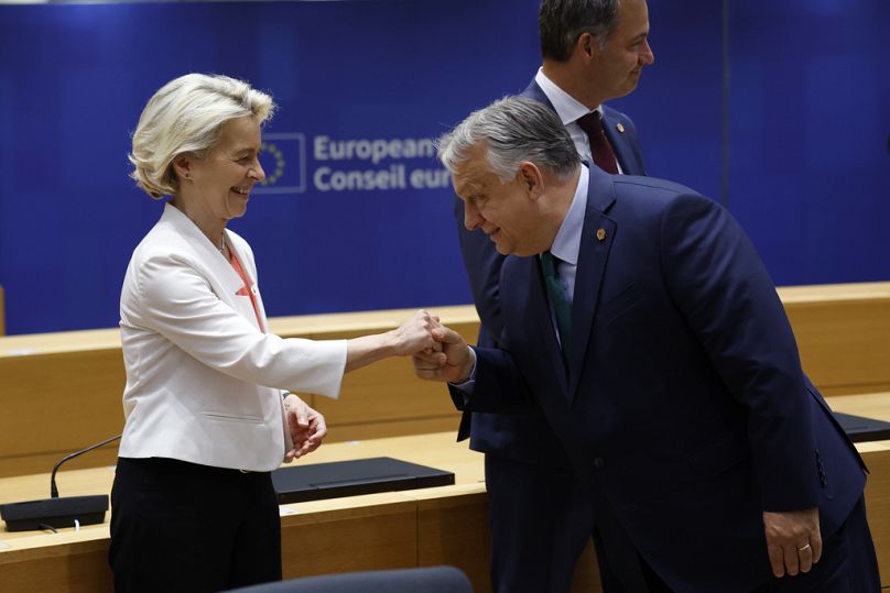Egy Euronewsnak nyilatkozó brüsszeli diplomata szerint az EU tárgyalási pozícióját is gyengíti az, hogy Magyarország különutas-politikát folytat