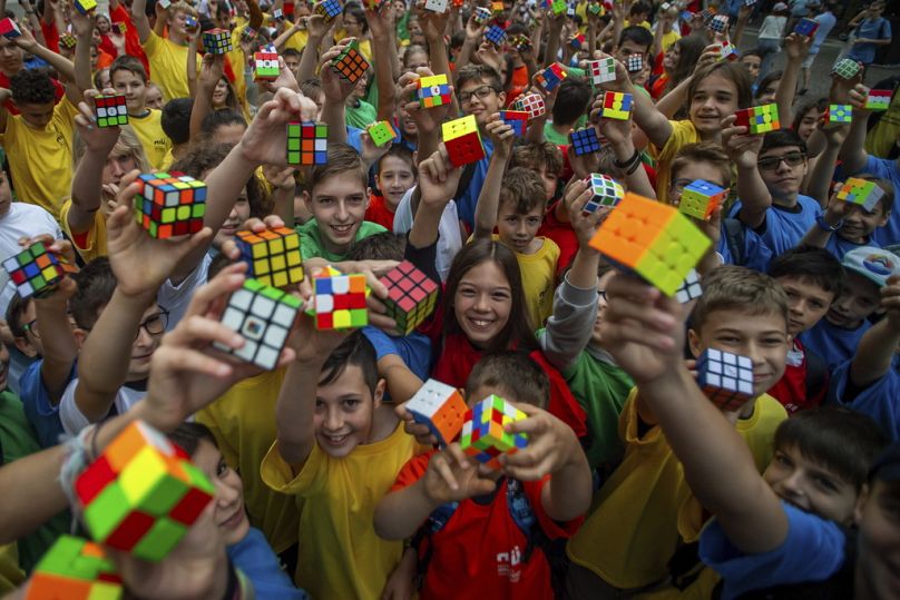 Cientos de personas hacen el cubo de Rubik en Hungría con motivo de su aniversario. 