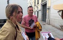 Voluntários da nova Frente Popular distribuem propaganda às portas do consulado francês em Madrid.