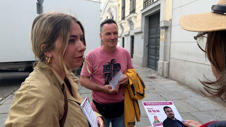 Voluntarios del nuevo Frente Popular reparten propaganda a las puertas del consulado de Francia en Madrid
