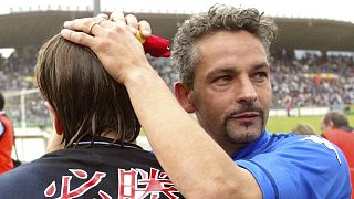 Roberto Baggio embrasse son coéquipier Fabio Petruzzi alors qu'ils quittent le terrain au stade Mario Rigamonti de Brescia, 9 mai 2004.