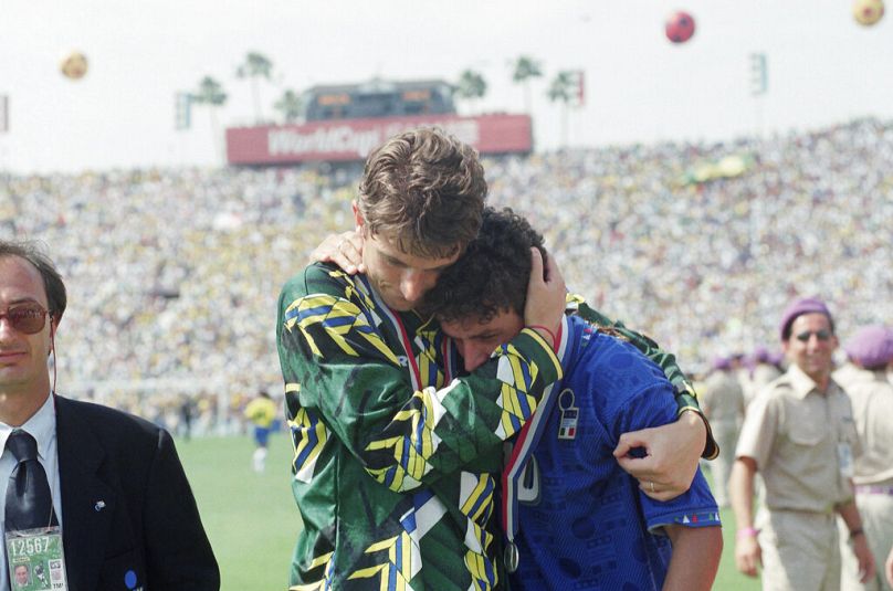 Portieri i Brazilit Taffarel ngushëllon Roberto Baggio të Italisë pasi brazilianët fituan Kupën e Botës me një penallti 3-2 në Rose Bowl në Pasadena, CA, 17 korrik 2024