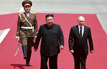 O Presidente russo Vladimir Putin e o líder Kim Jong Un na Praça Kim Il Sung em Pyongyang, Coreia do Norte, quarta-feira, 19 de junho de 2024.
