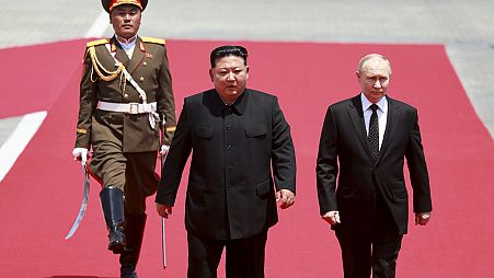 O Presidente russo Vladimir Putin e o líder Kim Jong Un na Praça Kim Il Sung em Pyongyang, Coreia do Norte, quarta-feira, 19 de junho de 2024.