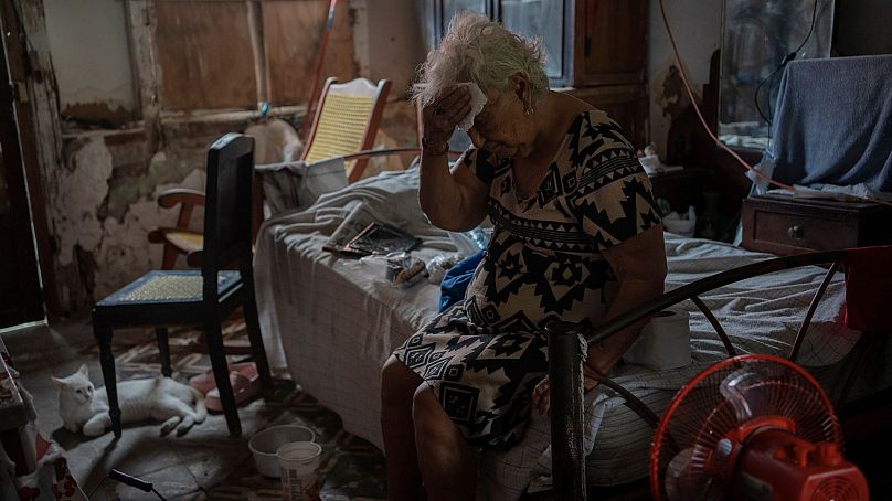 Margarita Salazar, de 82 años, se seca el sudor con un pañuelo de papel dentro de su casa en medio del fuerte calor en Veracruz, Mexico, el 16 de Junio de 2024.