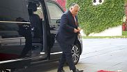 Viktor Orban sai de uma carrinha por ocasião do seu encontro com o chanceler alemão Olaf Scholz, na Chancelaria, em Berlim, segunda-feira, 10 de outubro 2022
