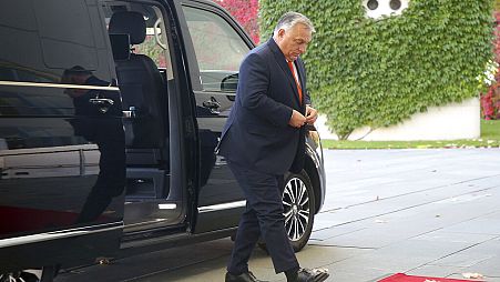 Viktor Orban sai de uma carrinha por ocasião do seu encontro com o chanceler alemão Olaf Scholz, na Chancelaria, em Berlim, segunda-feira, 10 de outubro 2022