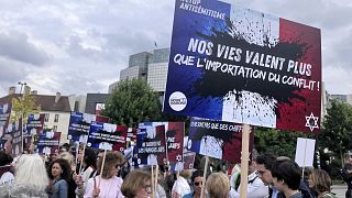 Antiszemitizmus elleni tüntetés Párizsban a nagy vihart kavart eset után