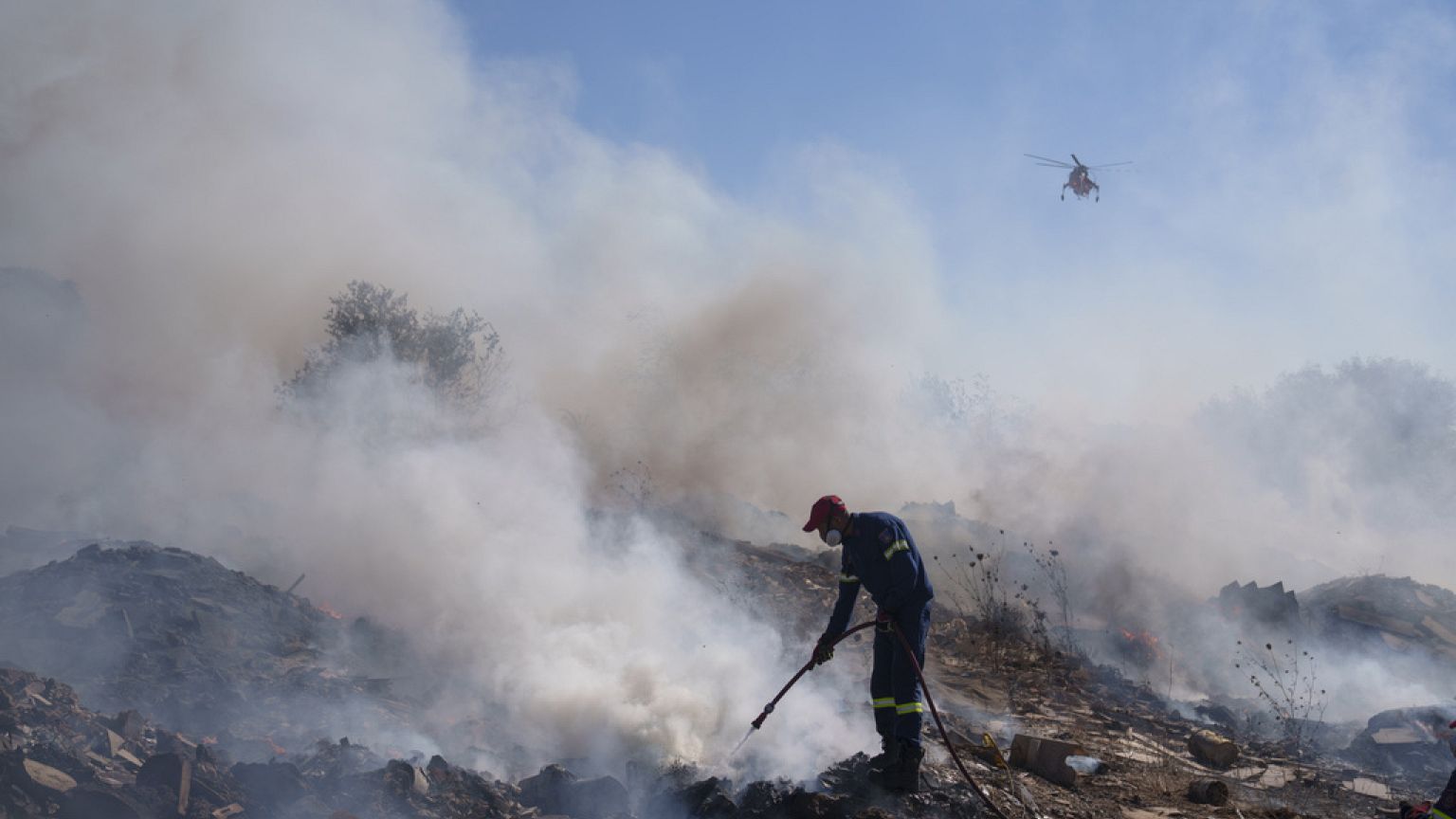 Ελλάδα: Ολονύχτια μάχη με τις φλόγες στην Ηλεία - Σε ύφεση τα υπόλοιπα μέτωπα