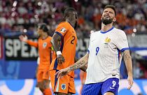 Olivier Giroud (France) réagit après avoir manqué une occasion de marquer lors d'un match du groupe D entre les Pays-Bas et la France à l'Euro 2024 de football à Leipzig