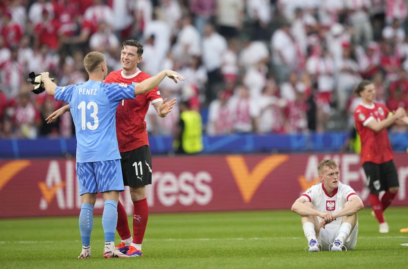 Le gardien autrichien Patrick Pentz, à gauche, et Michael Gregoritsch célèbrent après un match du groupe D entre la Pologne et l'Autriche lors de l'Euro 2024 à Berlin