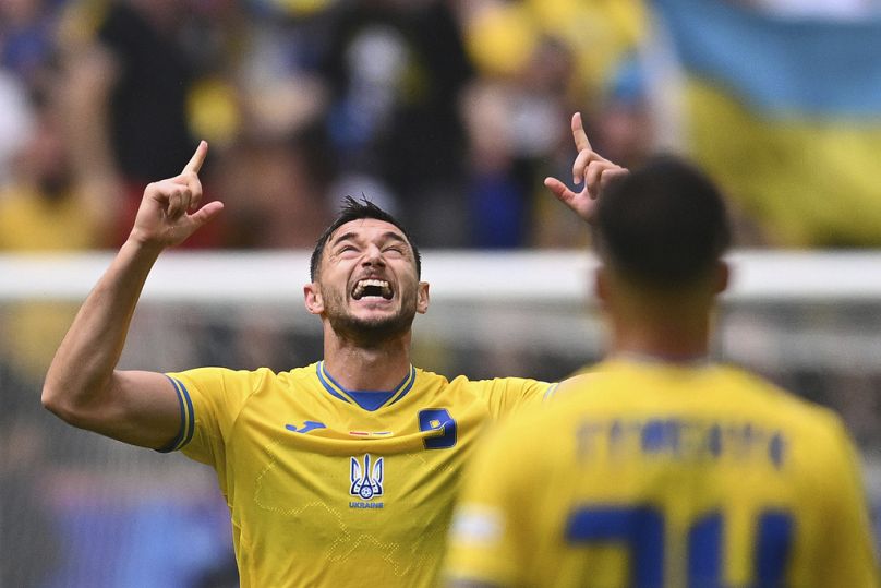 Roman Yaremchuk de l'Ukraine célèbre après avoir marqué le deuxième but de son équipe lors d'un match du groupe E entre la Slovaquie et l'Ukraine à l'Euro 2024