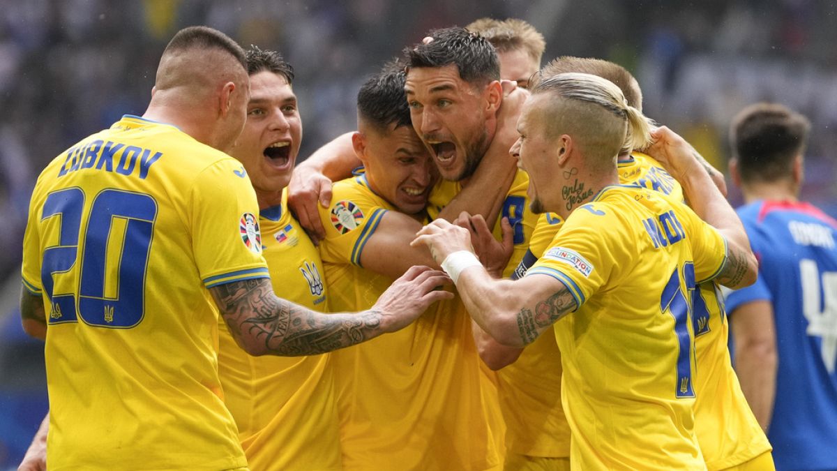 Футболисты сборной Украины празднуют забитый гол