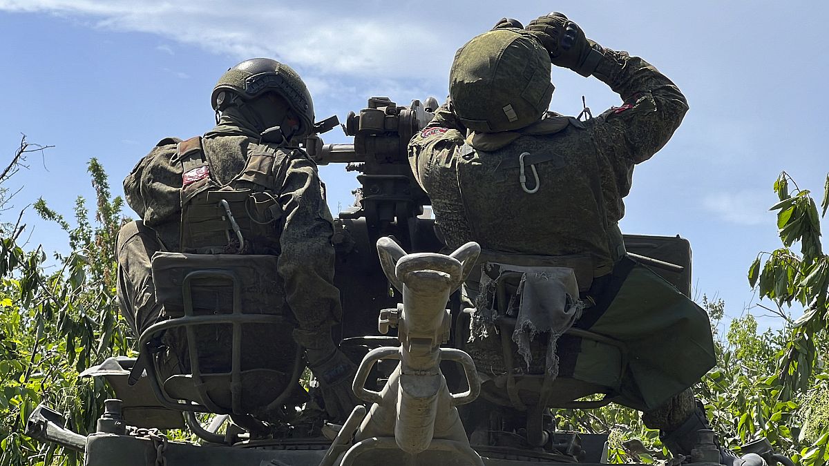 جنود روس يقومون بتشغيل مدفع مضاد
