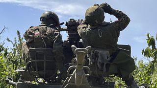 جنود روس يقومون بتشغيل مدفع مضاد