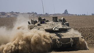 جنود إسرائيليون يقودون دبابة بالقرب من الحدود بين إسرائيل وغزة 