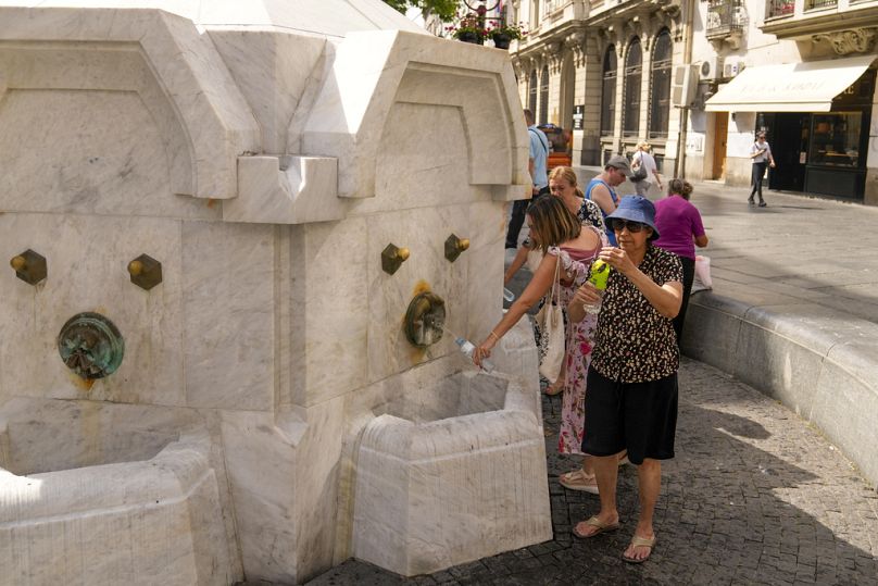 El calor extremo golpea a Europa: vecinos y turistas llenan sus botellas de agua en una fuente pública en Belgrado, Serbia.