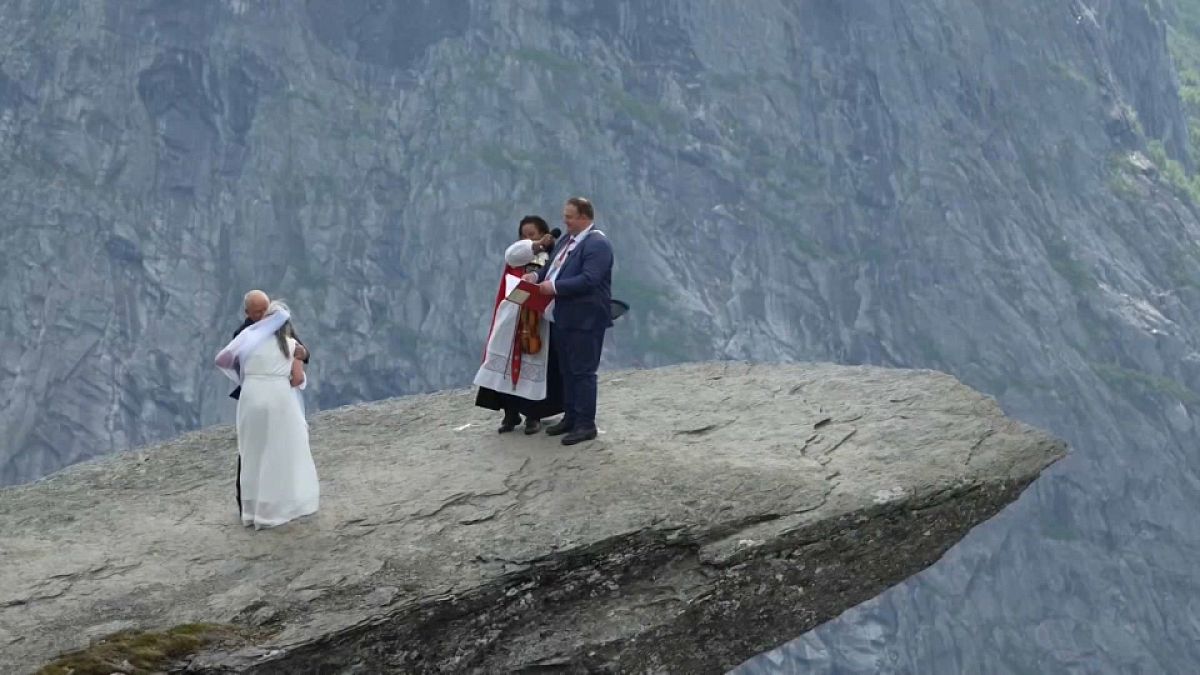صورة مأخوذة من مقطع فيديو لزوجين يقفان على حافة ترولتونغا 