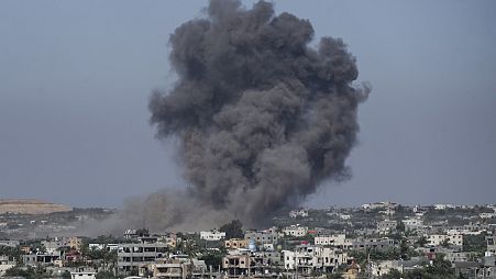 El humo se eleva tras un ataque aéreo israelí en Rafah, Franja de Gaza, el 30 de mayo de 2024.