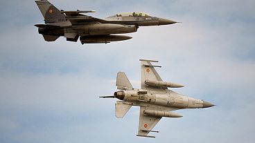 طائرات مقاتلة من طراز إف-16 تابعة للقوات الجوية الرومانية تحلق فوق قاعدة بازا 86 الجوية العسكرية، الاثنين 13 نوفمبر 2023