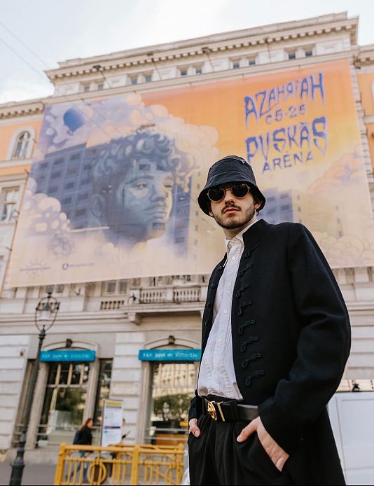 Azahriah a Puskás Aréna előtt