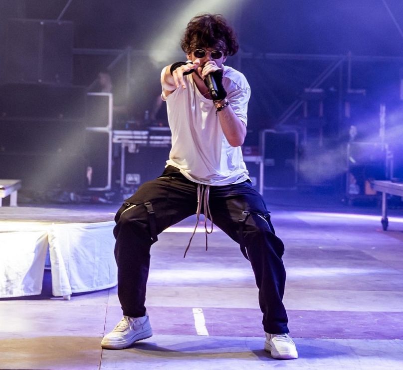 Azahriah vidéki turné szünetében