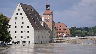 İsviçre'nin güneyindeki sel felaketi, bölge sakinlerinin geleneksel ulaşım bağlantılarından mahrum kalmasına neden oldu.